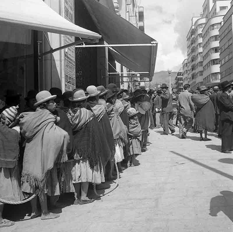 As Pessoas Vão Para a Cabine De La Paz Na Bolívia Imagem Editorial