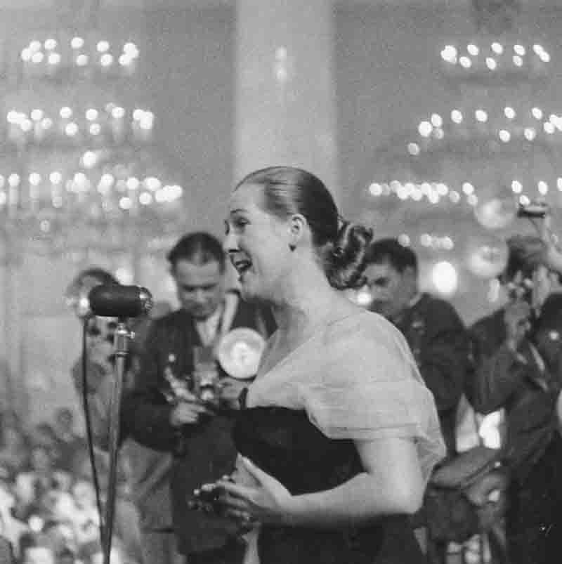 Female singer at the world youth festival in Moscow, 1956