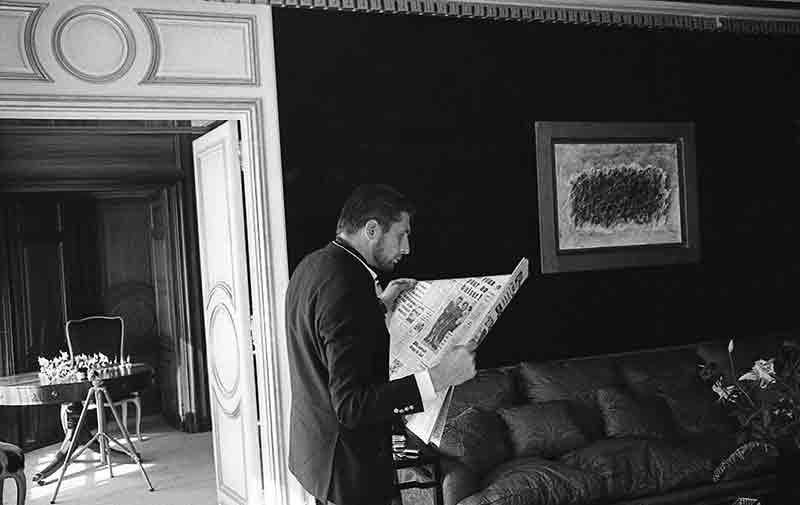 Gunter Sachs reads the newspaper in his art-filled Paris flat