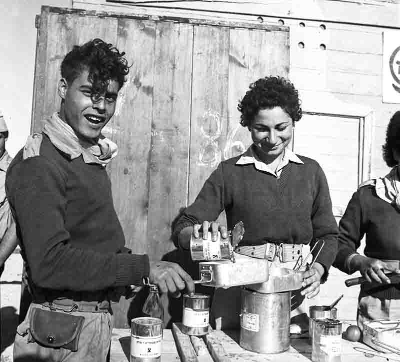 Israeli soldiers receiving their meals, Suez Crisis 1956