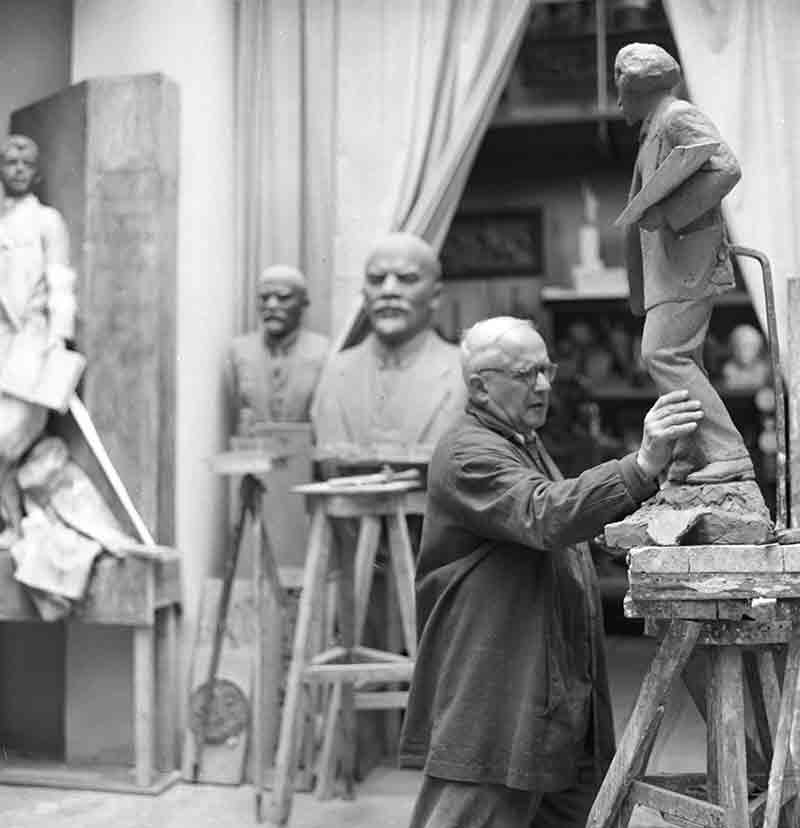 Matvey Manizer working on Lenin Statue