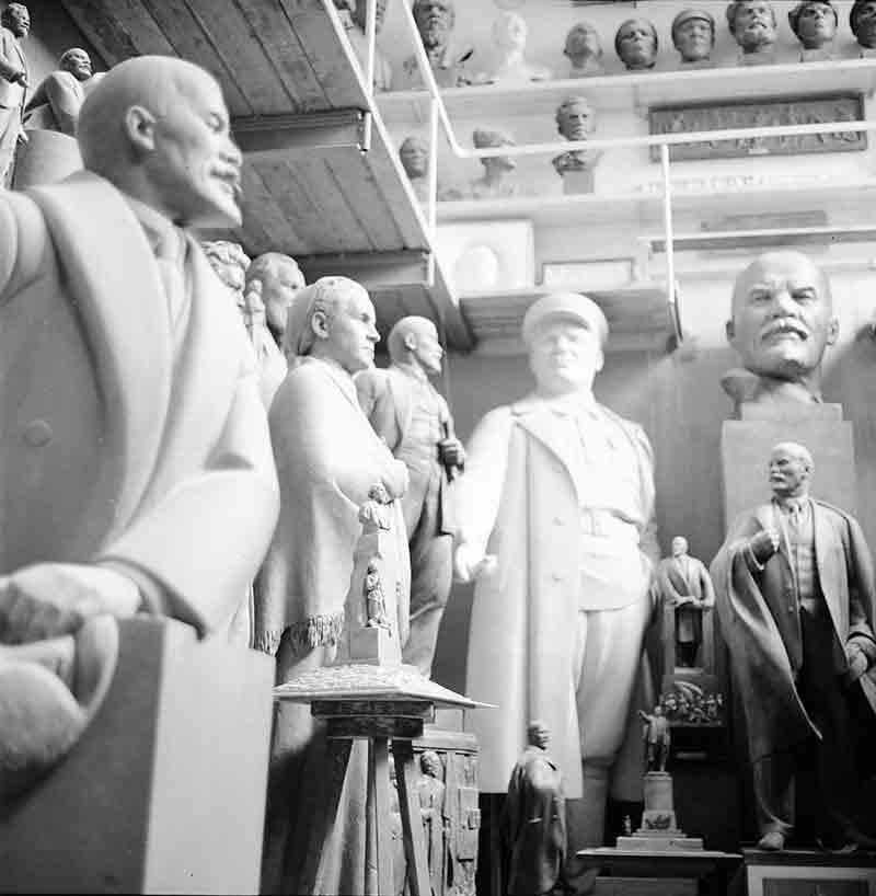 Matvey Manizer working on Lenin Statue