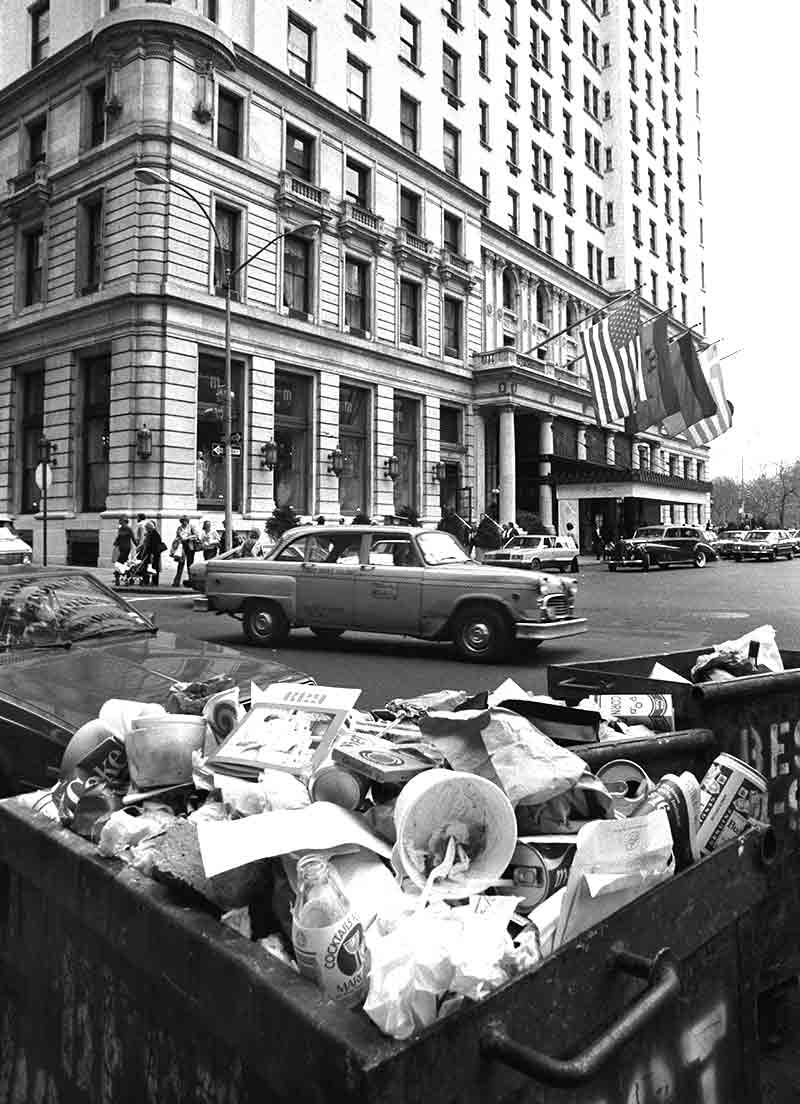 Yellow Cab in fron of the Waldorf Astoria Hotel