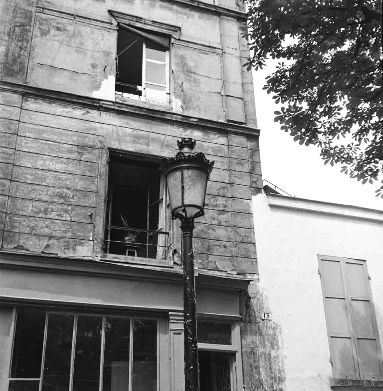 Lantern in front of a house in Paris