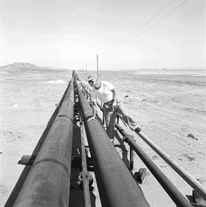 Worker inspects pipelines in the desert of Talara
