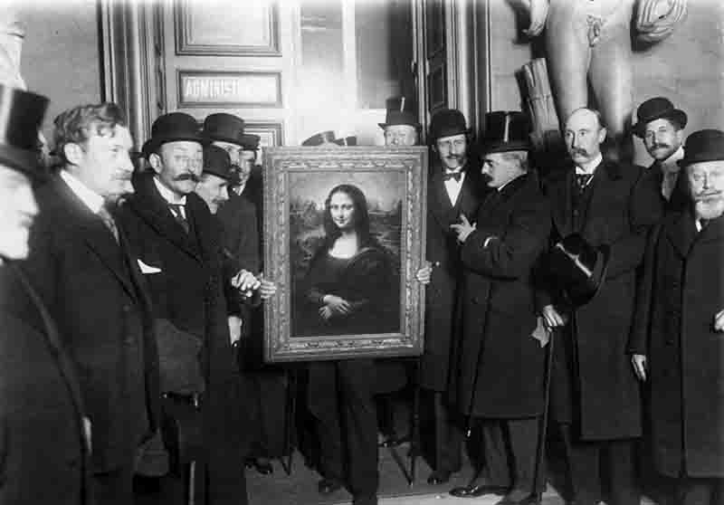 Group of men with the Mona Lisa