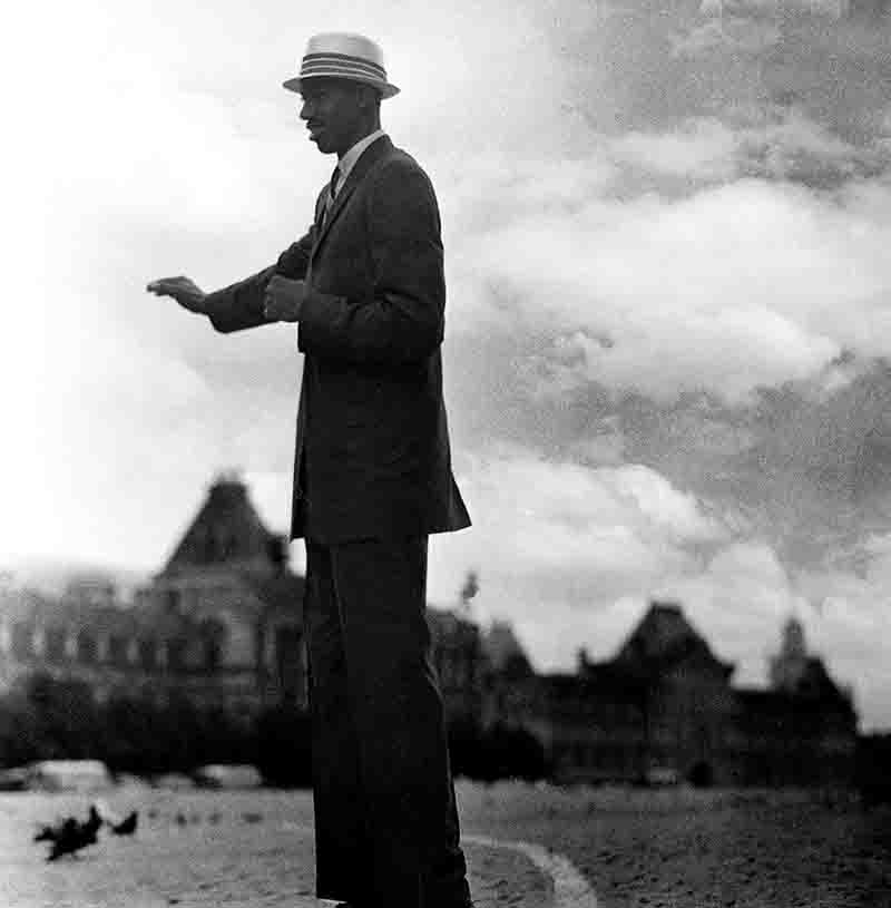 NBA Basketball Legend Wilt Chamberlain feeding pigeons on moscow's red square