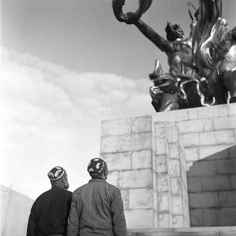 2 spectators watch the sculpture of the Worker and Kolkhoz Woman